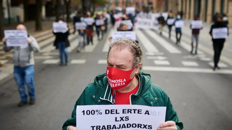 Cientos de personas se manifiestan por las calles del Casco Antiguo de Pamplona en apoyo a la hostelería, cerrada por el Gobierno desde hace más de dos semanas. PABLO LASAOSA