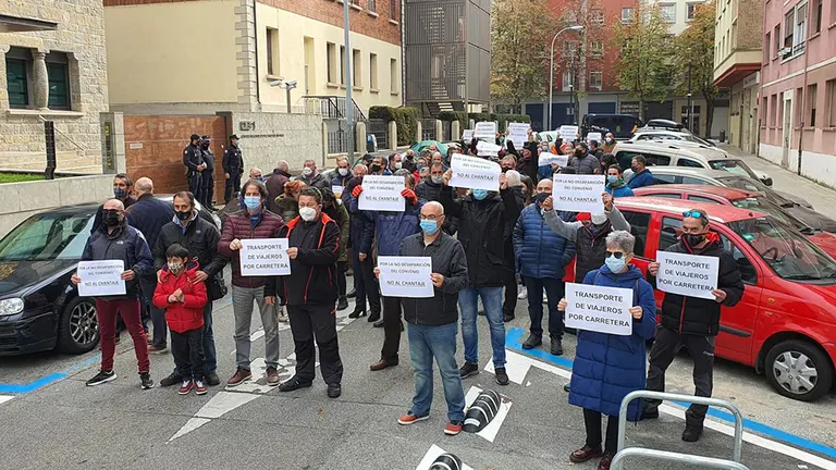 Concentración del sector de transporte de viajeros por carretera ante la propuesta de la patronal. CEDIDA