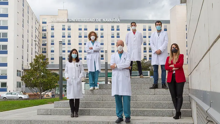 De izquierda a derecha Beatriz Pelacho, Felipe Prósper e Itziar Gómez, junto con parte de los investigadores del Cima y la Clínica Universidad de Navarra.