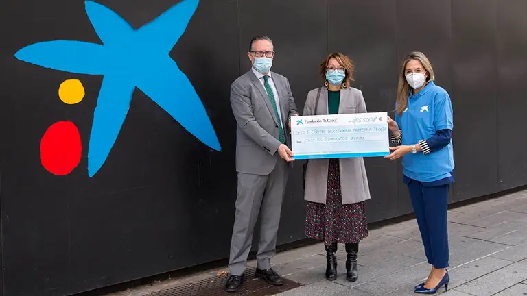 Representantes de CaixaBank entregan 3.500 euros a Cáritas Navarra. CAIXABANK