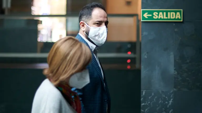 Uxue Barkos(i) de Geroa Bai junto a Ramón Alzórriz del PSN, al comienzo de la Mesa y Junta de Portavoces. PABLO LASAOSA