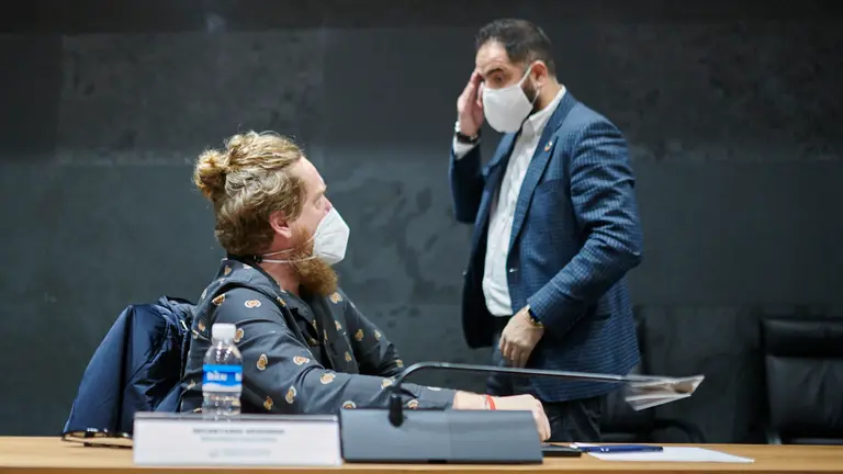 Maiorga Ramírez(i) de EH Bildu junto a Ramón Alzórriz del PSN, al comienzo de la Mesa y Junta de Portavoces. PABLO LASAOSA