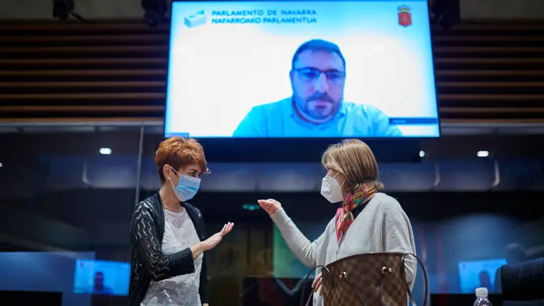 Bakartxo Ruiz(i) de EH Bildu junto a Uxue Barkos, de Geroa Bai minutos antes de comenzar la Mesa y Junta. PABLO LASAOSA