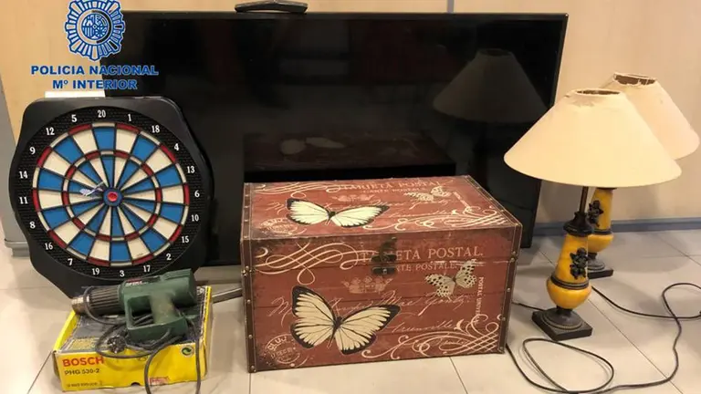 Objetos recuperados tras la detención de un hombre en Pamplona. POLICÍA NACIONAL DE NAVARRA