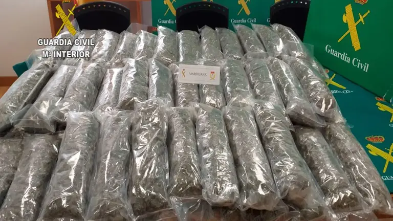 Los 35 kilos de droga que escondía en el coche un vecino de Bera. GUARDIA CIVIL