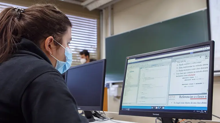 28/09/2020 Una estudiante del grado en Ciencia de Datos, durante una clase en la UPNA.
SOCIEDAD ESPAÑA EUROPA NAVARRA
UPNA
