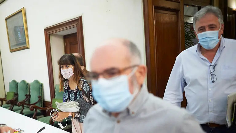 La socialista Maite Esporrín junto a Joxe Abaurrea y Joseba Asirón a la entrada del pleno del Ayuntamiento. PABLO LASAOSA