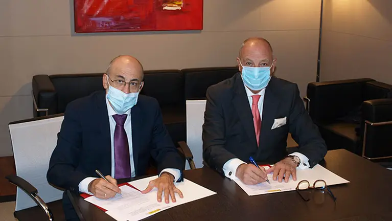 El director del Servicio Público de Empleo Estatal en Navarra, Luis María García Ortego, y el presidente de la Cámara Oficial de Comercio, Industria y Servicios de Navarra, Javier Taberna. CÁMARA NAVARRA DE COMERCIO