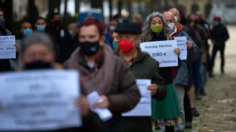 Concentración de la Carta de Derechos Sociales para exigir una política presupuestaria y fiscal "que ponga la vida en el centro". MIGUEL OSÉS