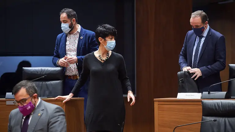 Ramón Alzorriz, Javier Remirez, Elma Saiz, del grupo parlamentario socialista junto a Javier Esparza, miembro de Navarra Suma durante el pleno parlamentario de este Jueves. MIGUEL OSÉS
