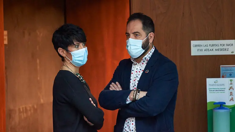 Elma Saiz, Consejera de Hacienda, junto a Ramón Alzorriz, portavoz del PSN hablan durante el pleno parlamentario de este Jueves. MIGUEL OSÉS