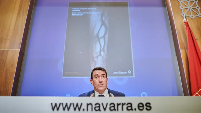 El director general de Comunicación y Relaciones Institucionales, Pablo Roncal, presenta el programa de actos preparados con motivo la celebración del Día de Navarra el 3 de diciembre. PABLO LASAOSA