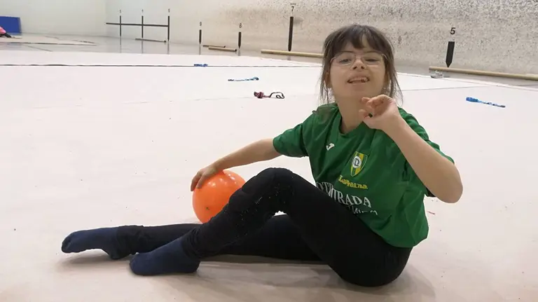 Nerea Díaz durante un entrenamiento de gimnasia rítmica adaptada. Cedida.