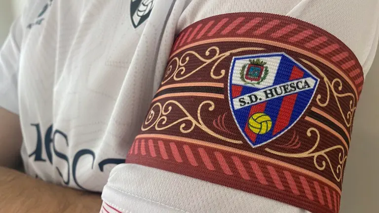Brazalete del Huesca para jugar ante Osasuna en El Sadar. Web SDHuesca.