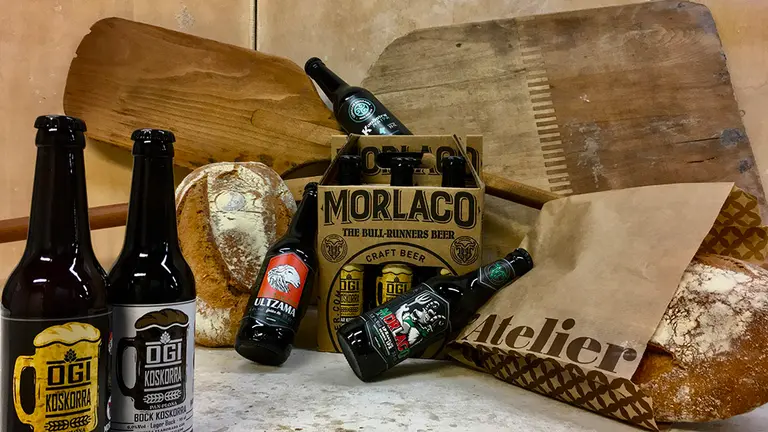 Varias botellas de la primera cerveza navarra elaborada con pan seco. CEDIDA