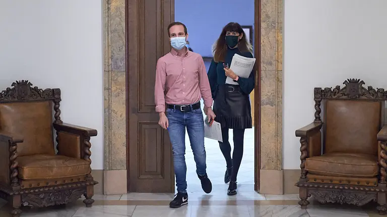 Maite Esporrín y Xabier Sagardoy, del PSN, en rueda de prensa en el Ayuntamiento de Pamplona. PABLO LASAOSA