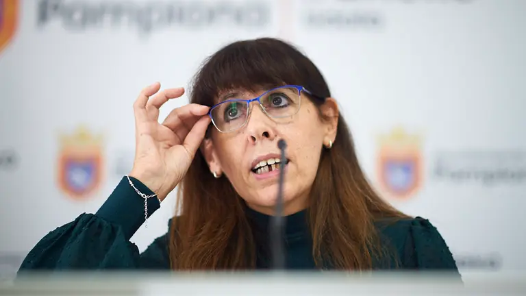 Maite Esporrín y Xabier Sagardoy, del PSN, en rueda de prensa en el Ayuntamiento de Pamplona. PABLO LASAOSA