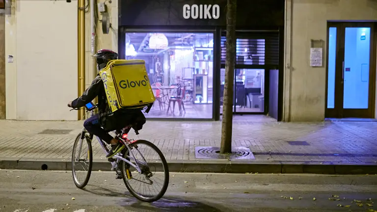 Repartidores de comida a domicilio de la empresa “Glovo” recorren las calles de Pamplona llevando pedidos. PABLO LASAOSA