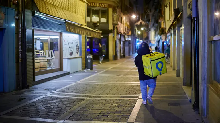 Repartidores de comida a domicilio de la empresa “Glovo” recorren las calles de Pamplona llevando pedidos. PABLO LASAOSA