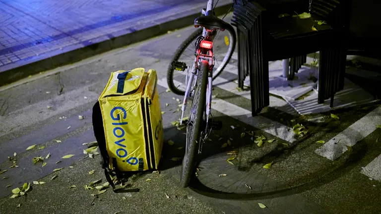 Repartidores de comida a domicilio de la empresa “Glovo” recorren las calles de Pamplona llevando pedidos. PABLO LASAOSA