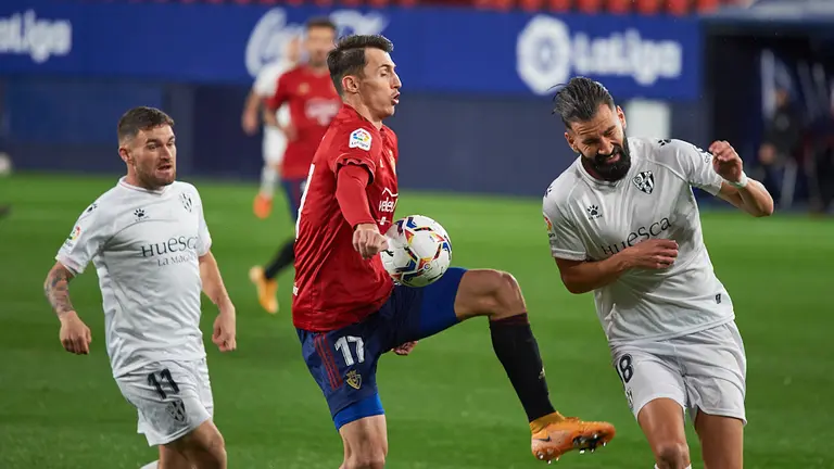 Partido entre Osasuna y Huesca correspondiente a la jornada número 10 jugado en el estadio de El Sadar de Pamplona. MIGUEL OSÉS
