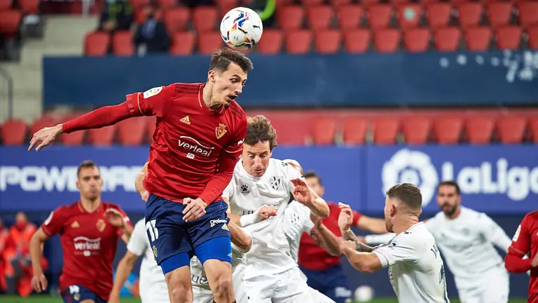 Partido entre Osasuna y Huesca correspondiente a la jornada número 10 jugado en el estadio de El Sadar de Pamplona. MIGUEL OSÉS