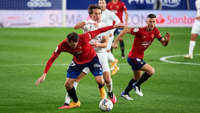 Partido entre Osasuna y Huesca correspondiente a la jornada número 10 jugado en el estadio de El Sadar de Pamplona. MIGUEL OSÉS
