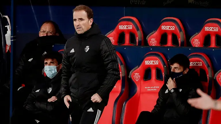 El técnico de Osasuna, Jagoba Arrasate, durante el encuentro correspondiente a la jornada 10 de primera división que disputan esta noche frente al Huesca en el Estadio de El Sadar, en Pamplona. EFE/Jesús Diges.