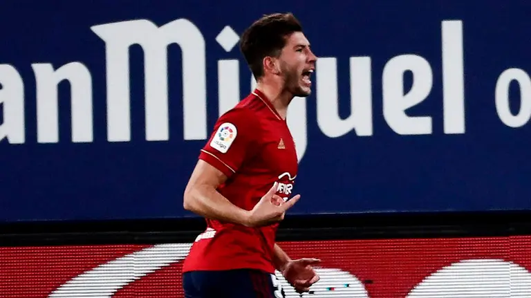 GRAF2544. PAMPLONA (NAVARRA), 20/11/2020.- El defensa de Osasuna David García celebra su gol, el primer gol del equipo rojillo ante el Huesca, durante el encuentro correspondiente a la jornada 10 de Primera División que se disputa hoy viernes en el Estadio de El Sadar, en Pamplona. EFE/Jesús Diges.
