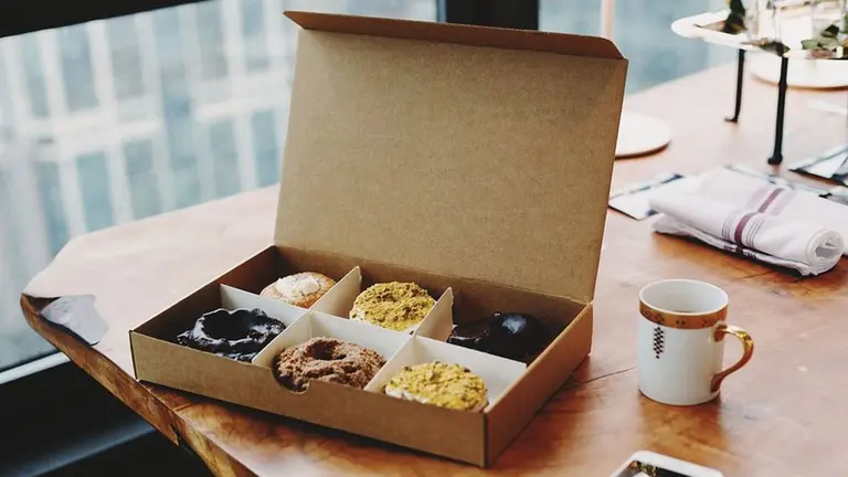 La mesa de una cafetería con rosquillas ARCHIVO