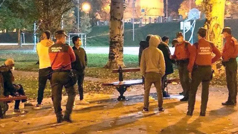 Agentes de la Policía Foral actúan ante un grupo de jóvenes congregados en la calle sin autorización. POLICÍA FORAL