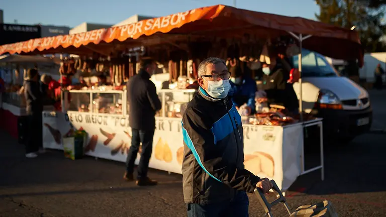Separación de los puestos de textil del mercadillo de Landaben a causa de la crisis del coronavirus. PABLO LASAOSA
