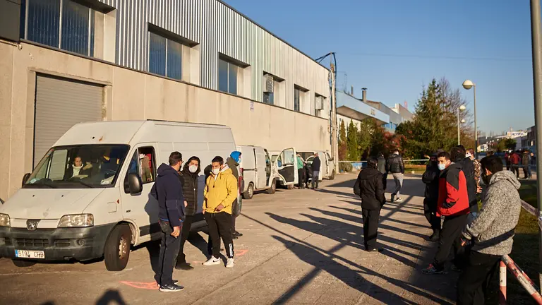 Separación de los puestos de textil del mercadillo de Landaben a causa de la crisis del coronavirus. PABLO LASAOSA