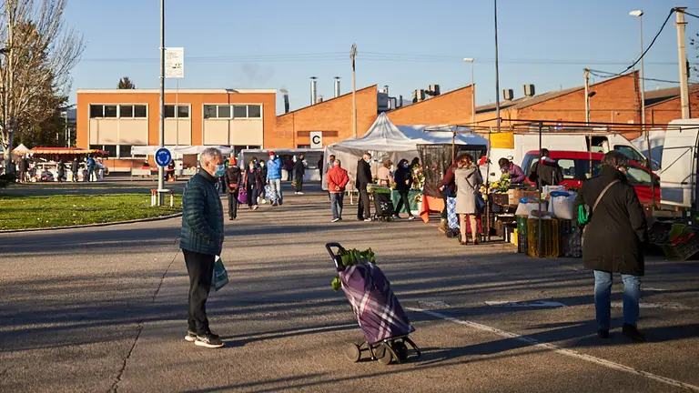 Separación de los puestos de textil del mercadillo de Landaben a causa de la crisis del coronavirus. PABLO LASAOSA