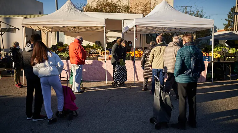 Separación de los puestos de textil del mercadillo de Landaben a causa de la crisis del coronavirus. PABLO LASAOSA