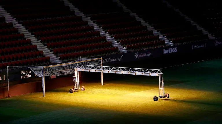 El Club Atlético Osasuna cambió de césped a finales de septiembre para arrancar la temporada de su centenario como se merecía y para cuidarlo ha adquirido la última tecnología en lámparas para fortalecer el verde con la idea de ofrecer a sus jugadores el mejor terreno de juego posible. Hay 6 aparatos del modelo LU120 (que abarcan 120 metros cuadrados); cada uno de ellos dispone de 24 lámparas de 1000W (por lámpara), que a su vez incluyen un sistema que permite analizar distintos datos que envían a la central situada en Holanda a través de internet. La empresa portuguesa Vasverde fue la elegida para darle color al proyecto. Los grandes rodillos fueron trasladados desde Portugal hasta la capital navarra en 20 camiones frigoríficos de manera escalonada, para evitar que el verde se pudriera a una temperatura aproximada de 8 grados. EFE/Jesús Diges
