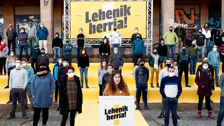 Sortu ha celebrado este domingo un acto en Pamplona en el que ha rechazado que para combatir la pandemia solo se apliquen medias restrictivas, y ha abogado por un cambio de políticas y por que sea el capital el que "pague esta crisis".Su prioridad, han dicho, es "el cuidado de la gente" porque la emergencia sanitaria "está golpeando especialmente a las personas más vulnerables" y "a quienes viven en las condiciones más precarias", por lo que ha reclamado medidas que pongan en el centro "la vida" y para ello, afirman, están dispuestos a asumir "sacrificios en nuestras libertades individuales". EFE/ Jesús Diges