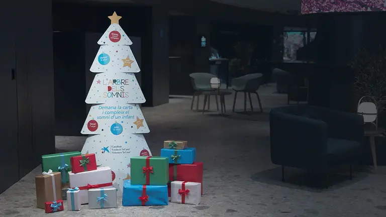 'El árbol de los sueños', una iniciativa para que 335 niños navarros en situación de pobreza consigan su regalo de Navidad. CAIXABANK