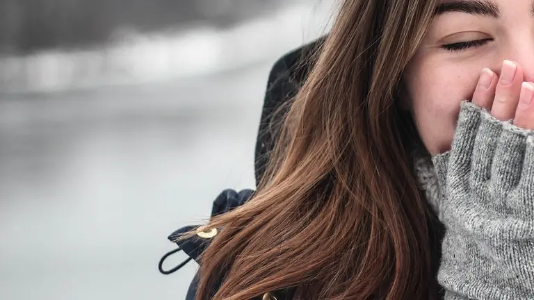 Una mujer se ríe en la calle. ARCHIVO
