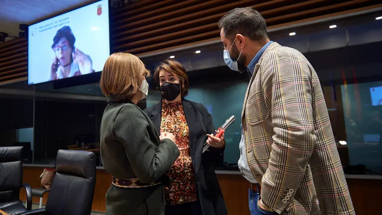 Uxue Barkos, portavoz de Geroa Bai, habla con el portavoz del grupo socialista Ramón Alzorriz, durante la mesa y junta de portavoces. MIGUEL OSÉS