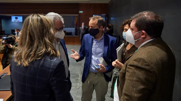 Los parlamentario de Navarra Suma, Juan Luis Sanchez de Muiain y Carlos Perez Nievas, hablan con el presindete del parlamento de Navarra, Unai Hualde, durante la mesa y junta de portavoces. MIGUEL OSÉS