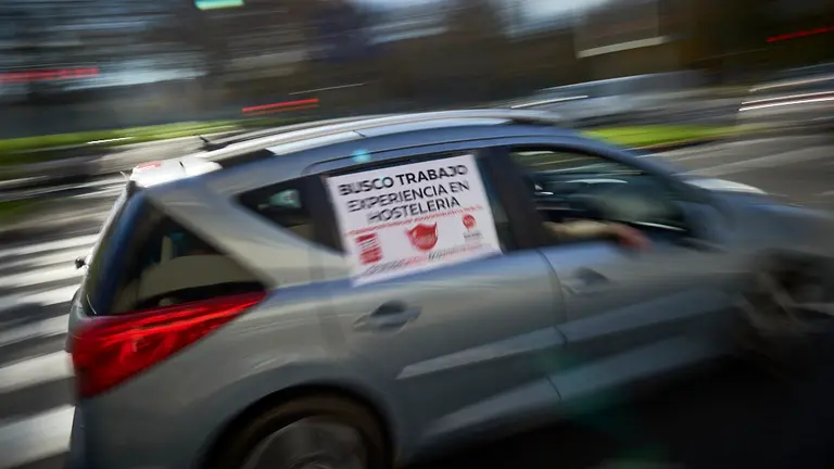Manifestación de la hostelería por las calles de Pamplona para protestar por el cierre. MIGUEL OSÉS