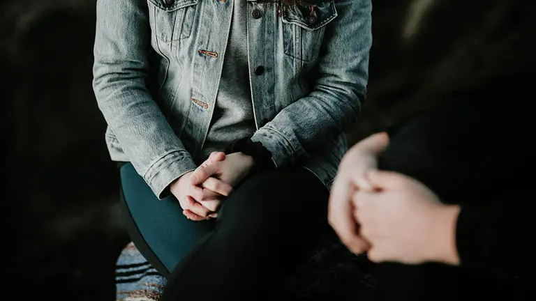 Dos mujeres sentadas mantienen una conversación. ARCHIVO