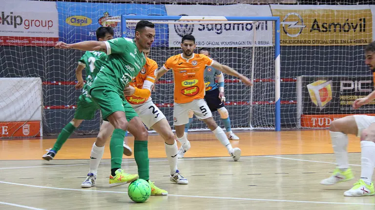 Mancuso controla el balón en el partido de Copa Ribera Navarra - Osasuna Xota en Tudela. @RiberaNavarraFS