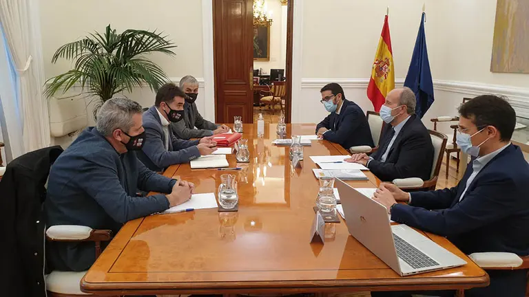 El consejero Santos, a la izquierda, en el centro, frente al ministro Campo.