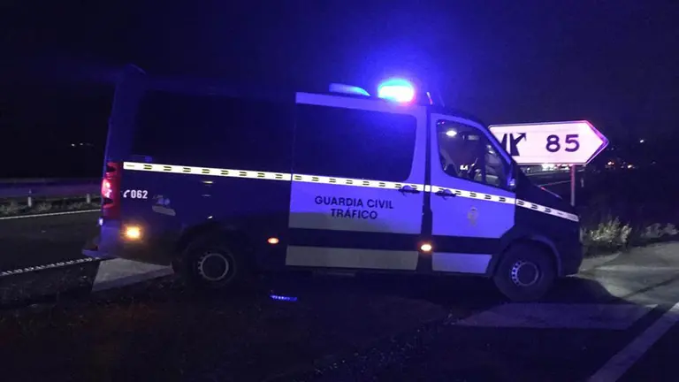 Un vehículo de la Guardia Civil de Tráfico de Navarra en la A-15 a la altura de Cordovilla. GUARDIA CIVIL