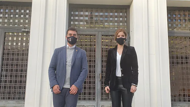 El consejero de Políticas Migratorias y Justicia del Gobierno de Navarra, Eduardo Santos, y la secretaria de Estado de Migraciones, Hana Jalloul. GOBIERNO DE NAVARRA