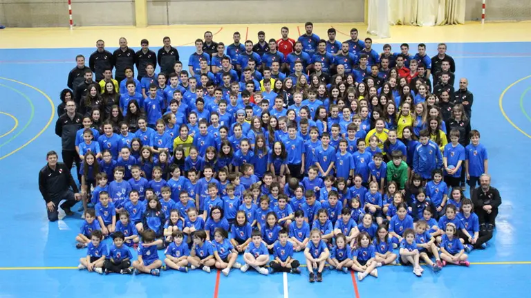 Todos los equipos de balonmano del Uharte posan en el polideportivo de la localidad navarra. Cedida.