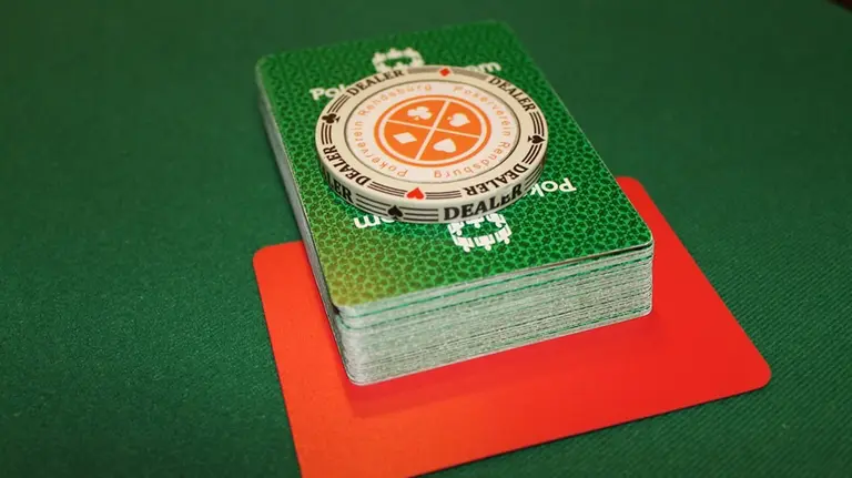 Cartas y fichas de poker. CEDIDA