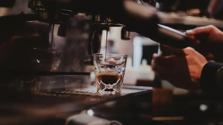 Un camarero prepara un café ARCHIVO